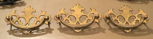 Lote de 3 tirones de cajón antiguos de latón adornados de diseño colonial americano - Imagen 1 de 4