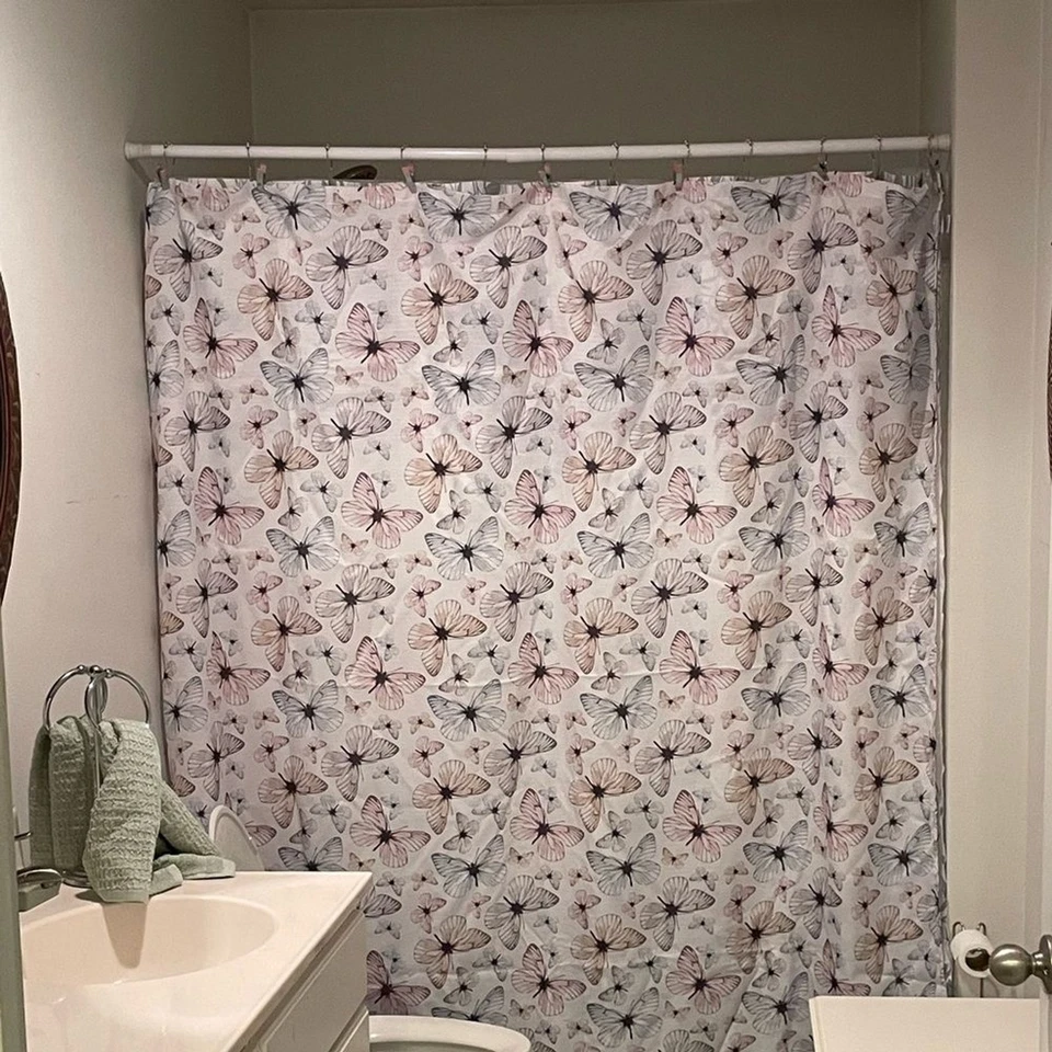 Cortina de ducha con patrón de mariposa, 72 pulgadas x 72 pulgadas Artículo usado. Foto 1 de 3