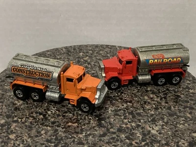 Lote De 2 Tanqueros Peterbilt Hot Wheels Workhorses 1986 De Colección Con Líneas De Combustible Foto 1 de 4