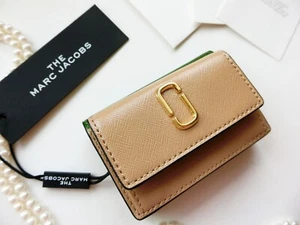 Marc Jacobs Sandcastle Tan & Green Utility Snapshot Mini Trifold Wallet Purse - Picture 1 of 20