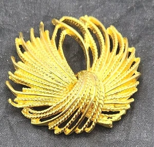 Broche MIRADOR Firmado MONET Vintage Prendedor Volantes de erizo Tono Dorado Bisutería - Imagen 1 de 4