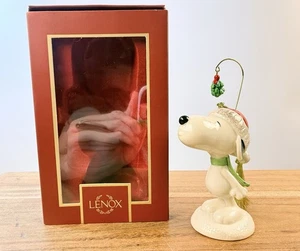 LENOX Snoopy Papá Noel Sombrero Bufanda BAJO EL MUÉRDAGO Porcelana Adorno de Navidad 5" - Imagen 1 de 9
