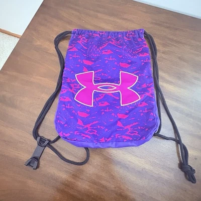Bolsa de deporte ligera Under Armour púrpura rosa con cordón  Foto 1 de 4
