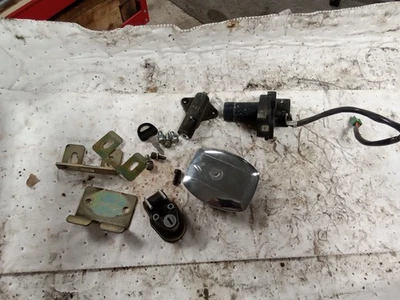 Suzuki 850 GS850-GL TAPA TANQUE GASOLINA INTERRUPTOR ENCENDIDO ASIENTO CASCO BLOQUEO CONJUNTO 1982  Foto 1 de 4