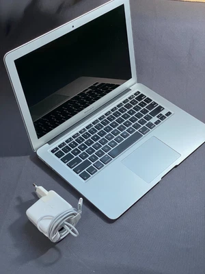 Apple MacBook Air 13” (A1466) 2015 – 8GB RAM, 125GB SSD – Intel i7 dual-core 2,2 - Immagine 1 di 4