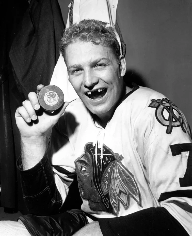 Foto vintage de la NHL de Bobby Hull temporada de 50 goles Smiling Puck Chicago Blackhawks 8x10 Foto 1 de 1