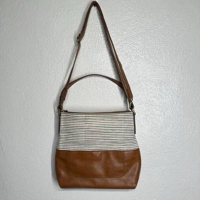 Bolso Bandolera Fossil Amelia Hobo Cuero Marrón con Tela a Rayas Foto 1 de 4