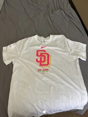 Camiseta San Diego Padres Nike Para Hombres 3XL City Connect TOTALMENTE NUEVA ETIQUETAS Y EN BOLSA Foto 1 de 4