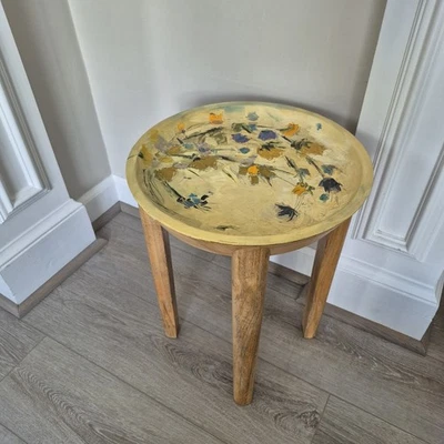 Mesa de centro/extremo redondo de madera con patas de clavija tapa pintada al óleo adorables colores pastel Foto 1 de 4