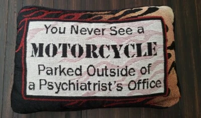 Almohada "Nunca ves una motocicleta estacionada fuera de la oficina de un psiquiatra" Foto 1 de 2