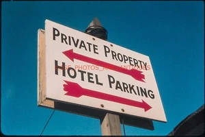 Letrero de estacionamiento privado de hotel pintado a mano Detroit de la década de 1960 amateur 35 mm foto diapositiva - Imagen 1 de 1