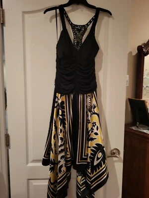 Vestido para mujer Intrigue amarillo floral calce y acampanado satinado pañuelo sin mangas L  Foto 1 de 4