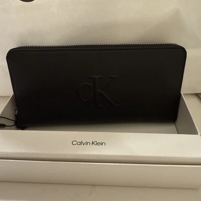 Cartera grande de cuero con cremallera negra Calvin Klein para mujer Foto 1 de 4
