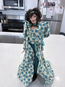 Modepuppe im blauen Kleid mit Blumenmuster - Bild 1 von 6