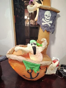 Barco pirata fantasma de Halloween inflable soplado por aire Gemmy se ilumina alto espeluznante.  - Imagen 1 de 7