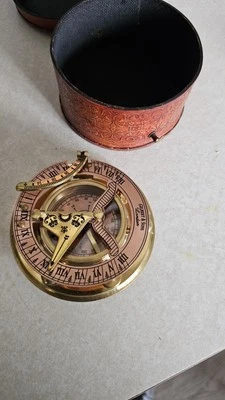 Brújula de latón náutica reloj de sol de bolsillo marítimo vintage con estuche de cuero antiguo Foto 1 de 4