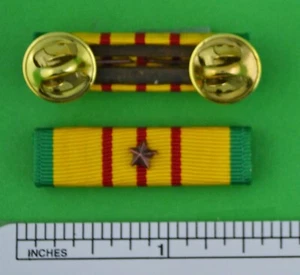 VIETNAM SERVICE MEDAILLE BANDLEISTE auf Halter mit Bronze Kampagnenstern - Bild 1 von 2