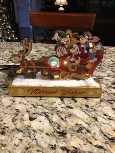 Disney Parks Topolino e Amici Natale Legno Illumina Figura Auguri Allegri  - Foto 1 di 4