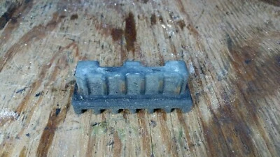 1981 年 HONDA GOLDWING GL 1100 气体燃料箱橡胶安装 81 gl1100  — 第 1/4 张图片