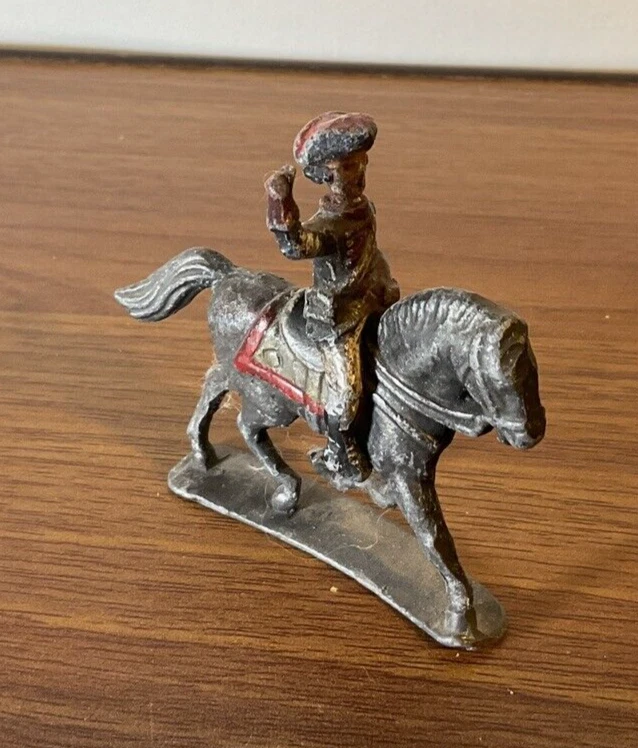 Soldado con sombrero colonial sentado en un caballo Foto 1 de 4