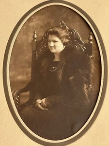 Foto d'epoca Lady sedia pelliccia libretto fantasia antico Hilton Studio Virginia - Foto 1 di 15