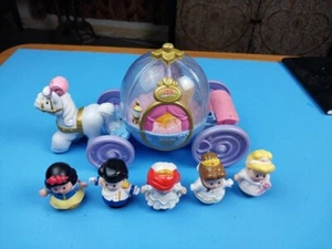 Fisher Price Little People Principessa Cenerentola carrozza musicale e cavallo + 5 bambole - Foto 1 di 6