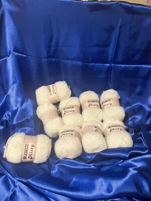 9 HILOS/BOLAS DE PATONES HILO BRUMOSO - COLOR #984 Beige. Incluye regalo con compra Foto 1 de 4