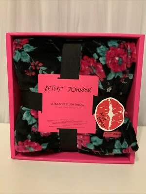Manta de felpa ultra suave Betsy Johnson flores y calaveras negra y rosa Foto 1 de 4