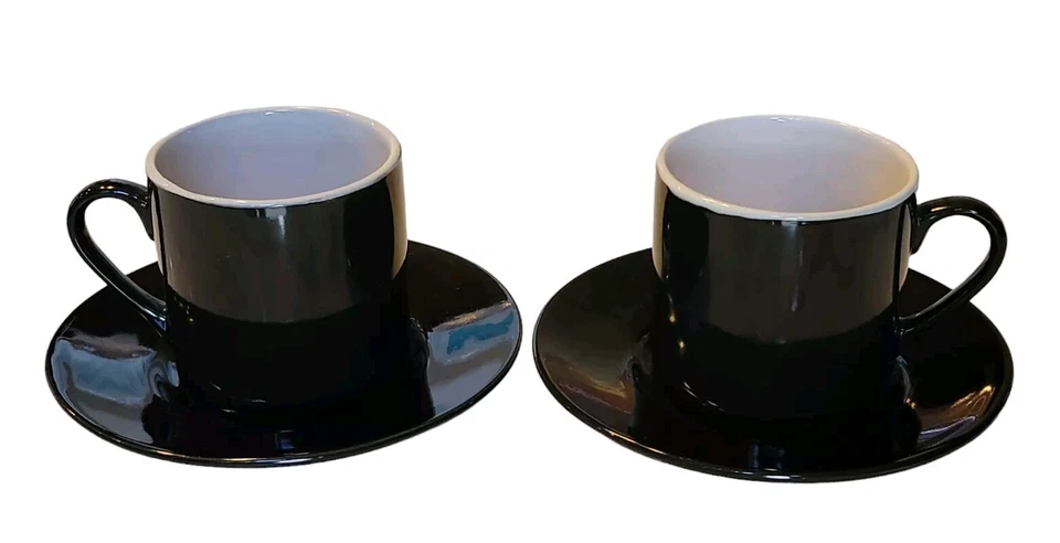 Juego de 2 tazas y platillos de espresso contemporáneos SHI China sólidos en blanco y negro Foto 1 de 4
