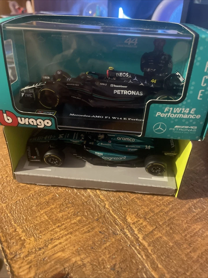 Bburago escala 1/43 F1 Mercedes AMG Petronas W14 Lewis Hamilton #44 Foto 1 de 4