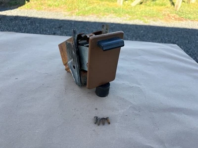 Cenicero Ford Truck 68-72 soporte de montaje marrón 1968-1972 F100 F250 F350 Foto 1 de 4