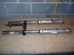 95 Triumph Sprint 900 front forks tubes springs legs lower triple clamp straight - Foto 1 di 1