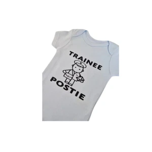 Lustiges Baby Grow-Trainee Postie-Postbote-Postfrau-Babyparty Geschenk-POS01 - Bild 1 von 32