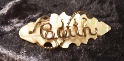 BROSCHE: EDITH,  Name aus 4 Kant - Draht auf Blatt Seeopal (See - Schnecke) ALT! - Bild 1 von 4