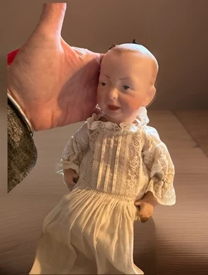 Boneca Kaiser Baby K*R personagem antigo em vestido de batizado com roupa de cama - Imagem 1 de 4