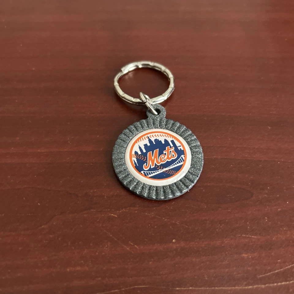 Vintage New York METS MLB Baseball Team Logo Metal Keychain - Image 1 of 4