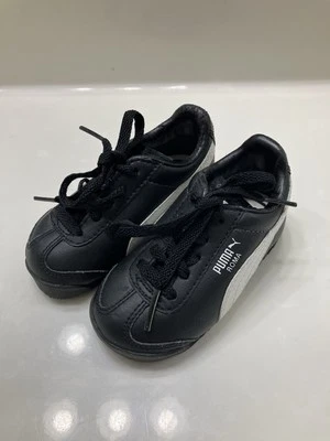 Zapatillas básicas para bebé PUMA Roma negras blancas Foto 1 de 4