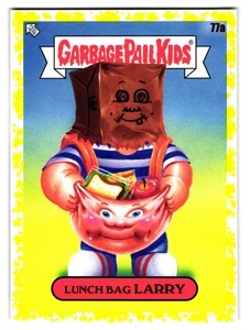 Bolsa de almuerzo Larry GPK 2020 Garbage Pail Kids - Tarjeta exacta que se muestra amarilla - Imagen 1 de 2