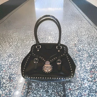 Bolsa de couro pequena Gianni Bini preta com tachas de latão enfeitadas alça superior  - Imagem 1 de 4