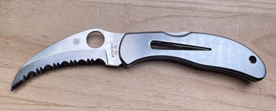Navaja de bolsillo plegable Spyderco Harpy VG-10 hoja dentada satinada carey Foto 1 de 4