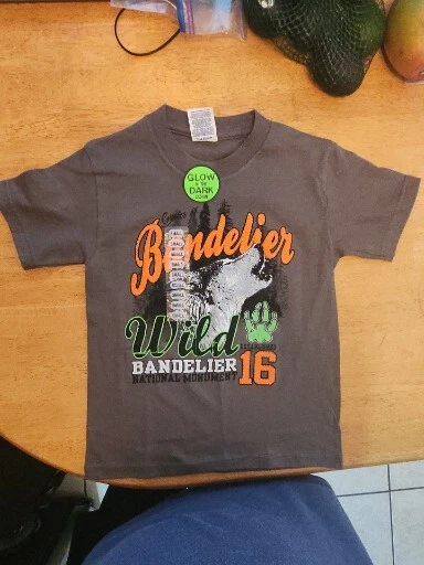 NUEVA NUEVA CON ETIQUETAS Camiseta Joven Monumento Nacional Coyotes of Bandelier Brilla en la Oscuridad S Foto 1 de 4