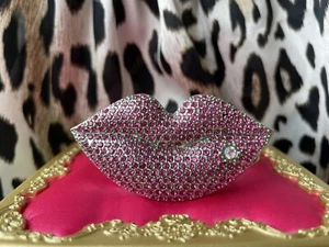 Brazalete Brazalete Betsey Johnson Vintage Film Noir Rosa Cristal Labios Boca Bisagras - Imagen 1 de 5