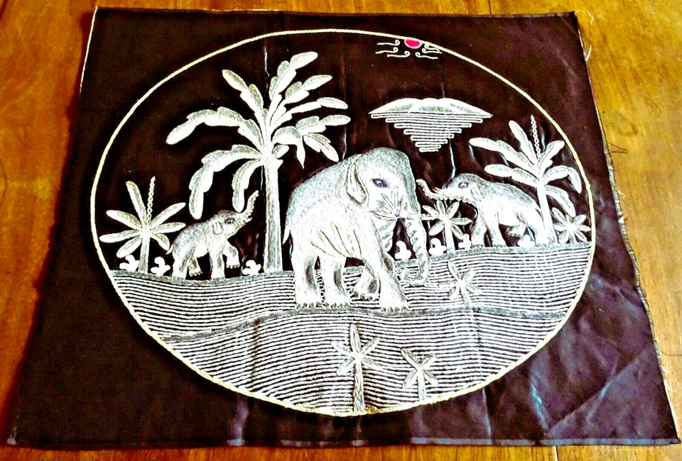 BRODERIE SUR SOIE  -  - 65cm x 57,5cm - Photo 1/4