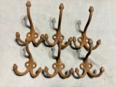 Lote de 6 ganchos de abrigo rústicos antiguos de hierro con punta de bellota y triple punta a juego Foto 1 de 4