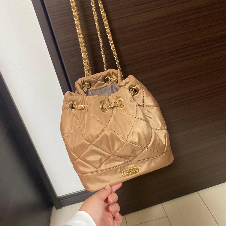 PRODUCTOS PARA EXTERIORES Mochila de Cadena Acolchada Bolso Bandolera Beige Nylon Casi Como Nuevo Foto 1 de 4