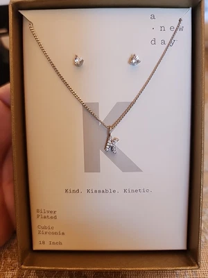 Juego de regalo collar y pendientes con monograma “K” enchapado en plata A New Day 18" nuevo en caja Foto 1 de 4