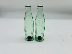 "Mini botella vintage de vidrio verde coctelera de sal y pimienta Coca-Cola nueva de 4,25"" de alto" - Imagen 1 de 7