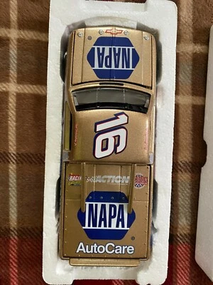 Camioneta pick-up Chevy Action NAPA 1998 Ron Hornaday Jr. #-16 serie NASCAR 1:24 Foto 1 de 4