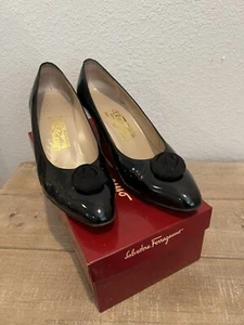 Zapatos de salón vintage Salvatore Ferragamo charol negro acento roseta talla 9 B - Imagen 1 de 11