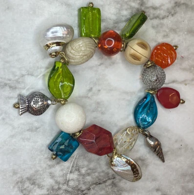 Pulsera de playa gruesa verde, verde azulado y naranja con dijes de concha Foto 1 de 2